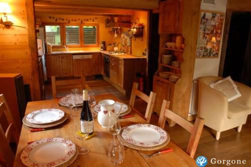 Photo n°3 de :chalet typique en vieux bois, entirement rnov
